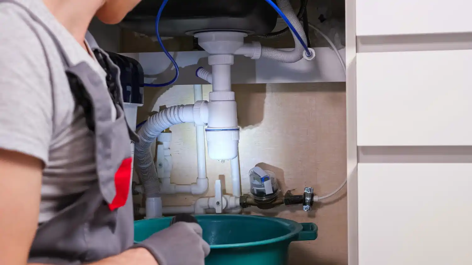 Emergency plumber in Kingston Upon Thames responding quickly to burst pipes, leaks and urgent repairs